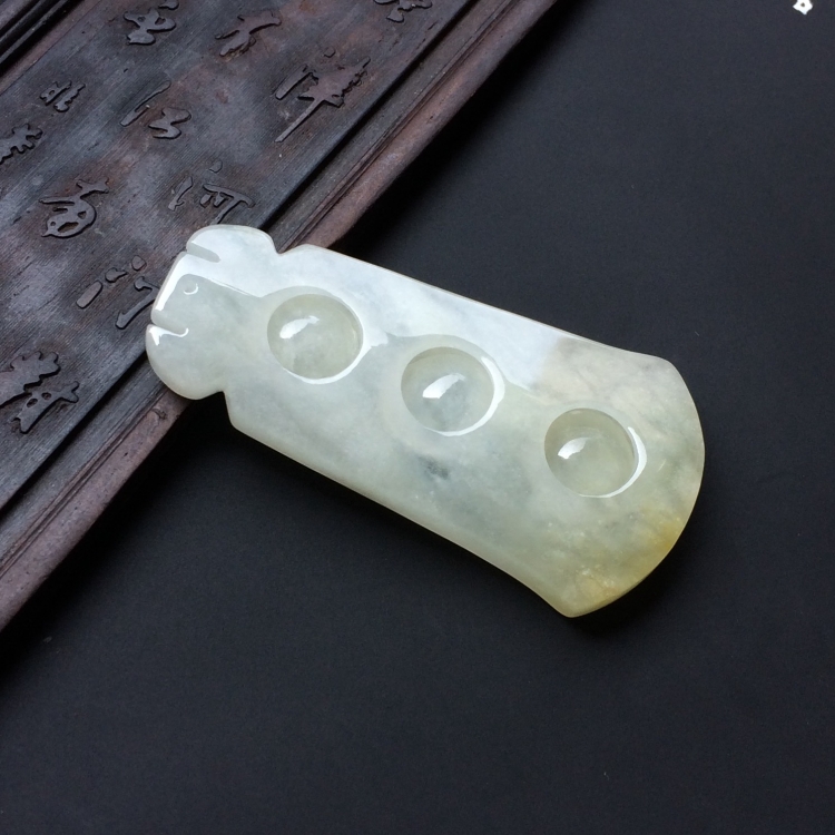 （超值推荐）糯冰种淡晴水连中三元挂件