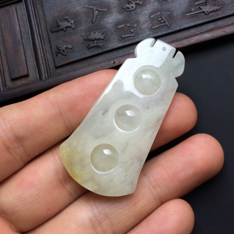 （超值推荐）糯冰种淡晴水连中三元挂件