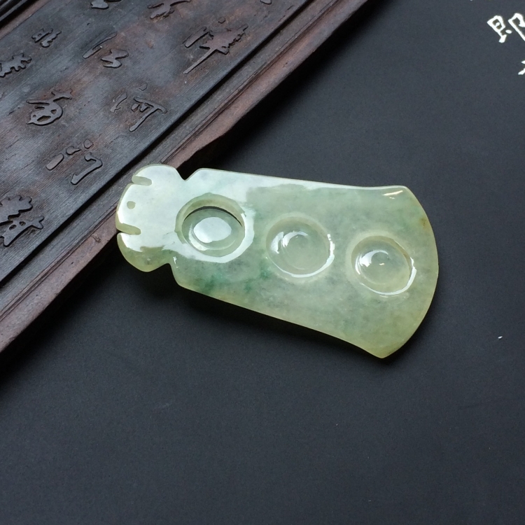 （超值推荐）糯冰种略飘花连中三元挂件
