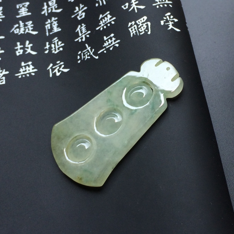 （超值推荐）糯冰种略飘花连中三元挂件