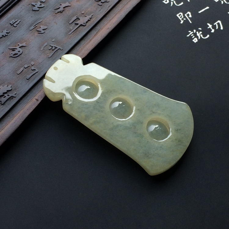 （超值推荐）糯冰种淡晴水连中三元挂件
