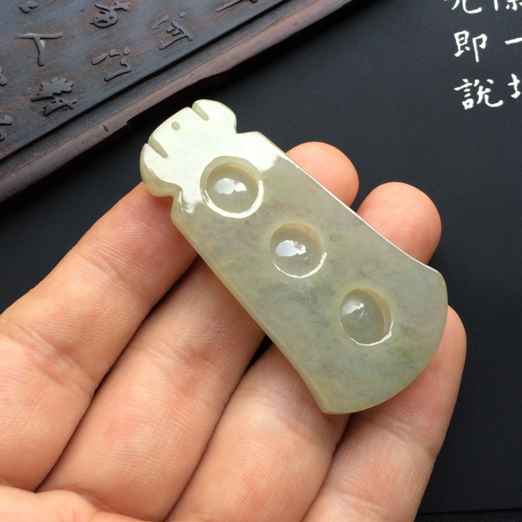 （超值推荐）糯冰种淡晴水连中三元挂件
