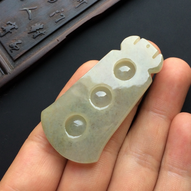 （超值推荐）糯冰种淡晴水连中三元挂件