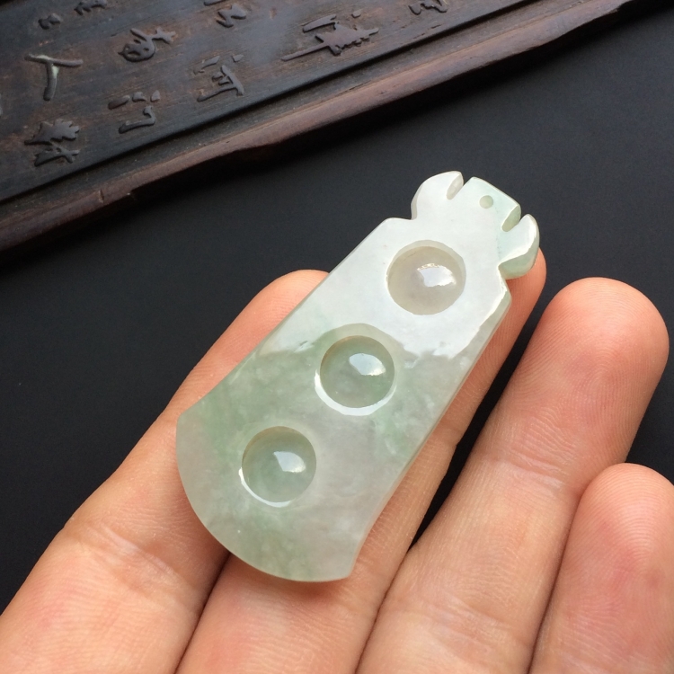 （超值推荐）冰种晴水连中三元挂件
