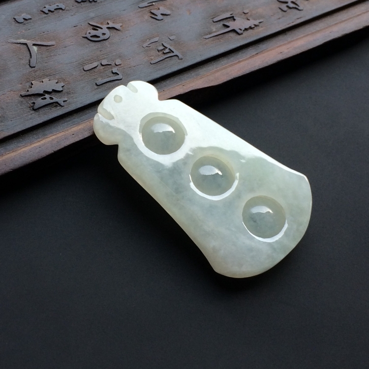 （超值推荐）糯冰种淡晴水连中三元挂件