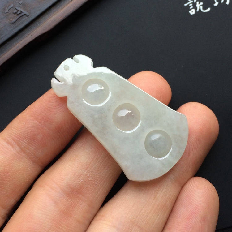 （超值推荐）糯冰种淡晴水连中三元挂件