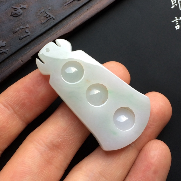 （超值推荐）糯冰种淡晴水连中三元挂件