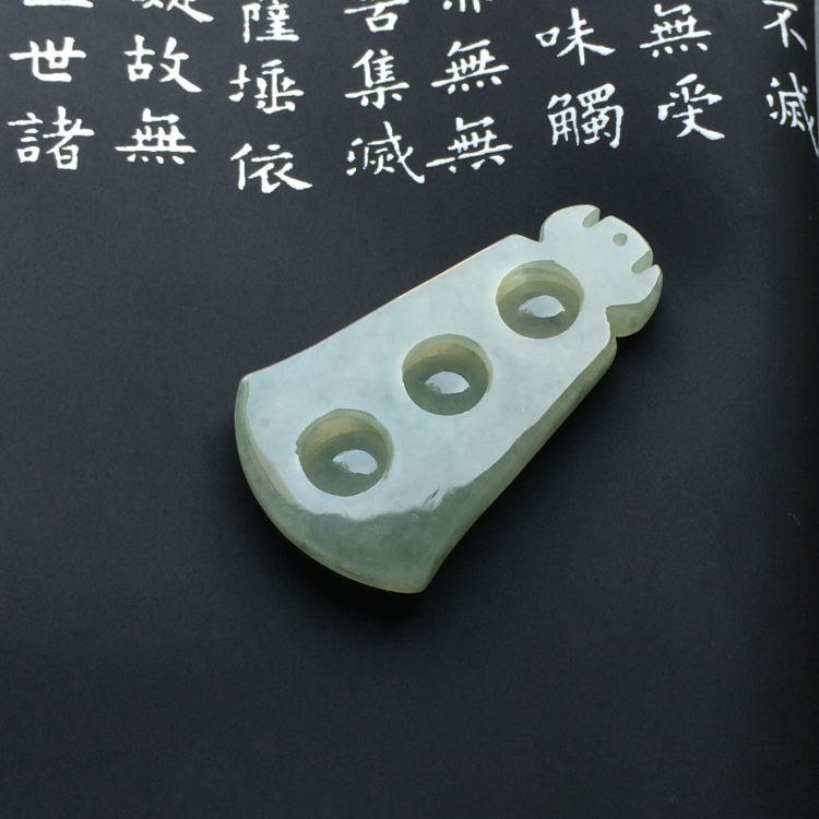 （超值推荐）冰种略飘花连中三元挂件