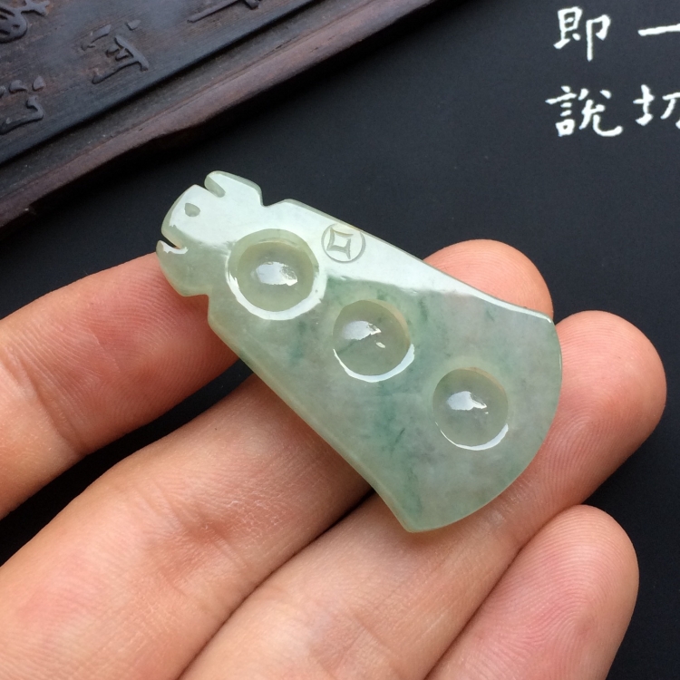 （超值推荐）冰种略飘花连中三元挂件