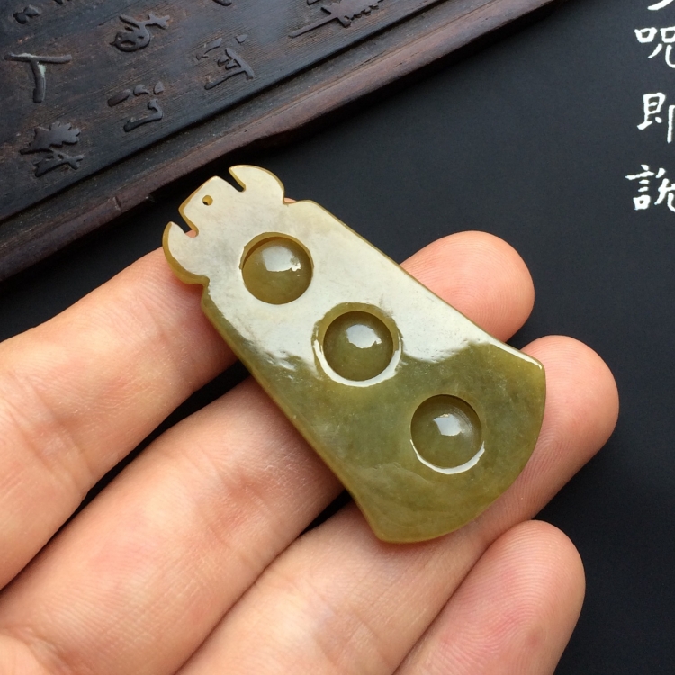 （超值推荐）糯冰种褐黄翡连中三元挂件