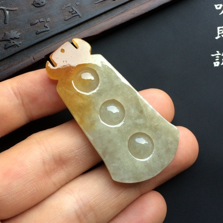 （超值推荐）糯冰种略飘黄翡连中三元挂件