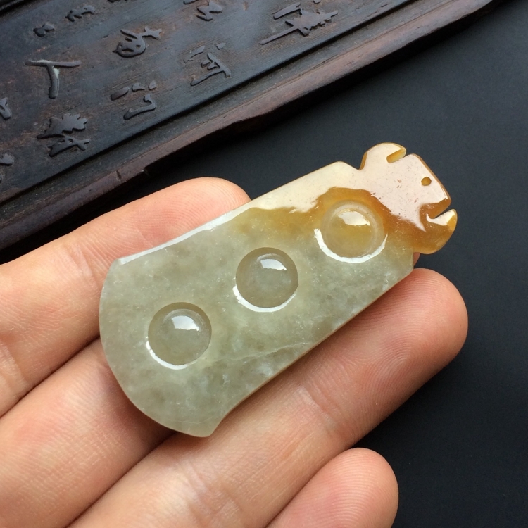 （超值推荐）糯冰种略飘黄翡连中三元挂件