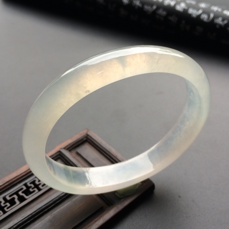 （超值推荐）冰种略飘花贵妃镯（56.7mm-47.7mm）