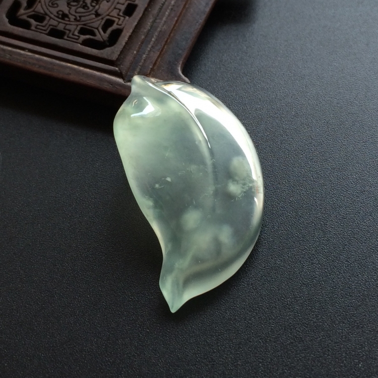 （超值推荐）冰玻种晴水玉叶挂件/胸坠面