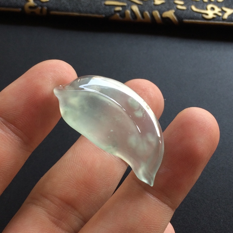 （超值推荐）冰玻种晴水玉叶挂件/胸坠面