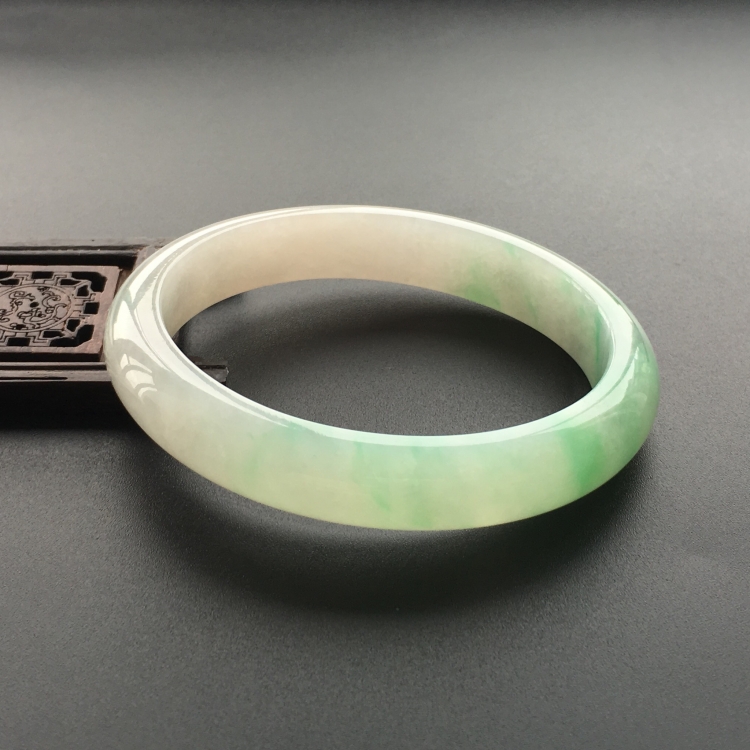 (超值推荐)糯冰种飘翠贵妃镯(54mm-47mm)