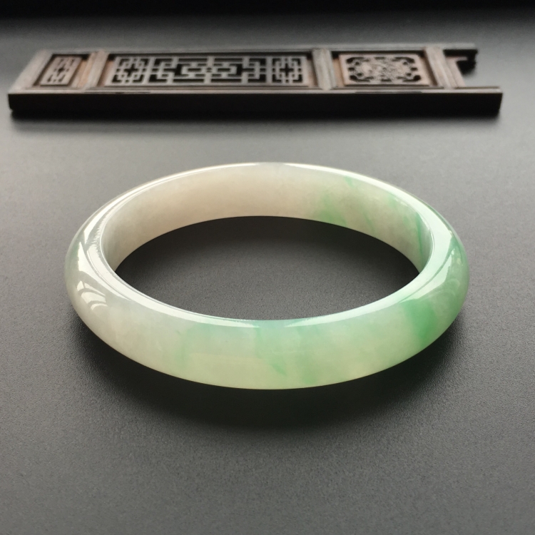 (超值推荐)糯冰种飘翠贵妃镯(54mm-47mm)