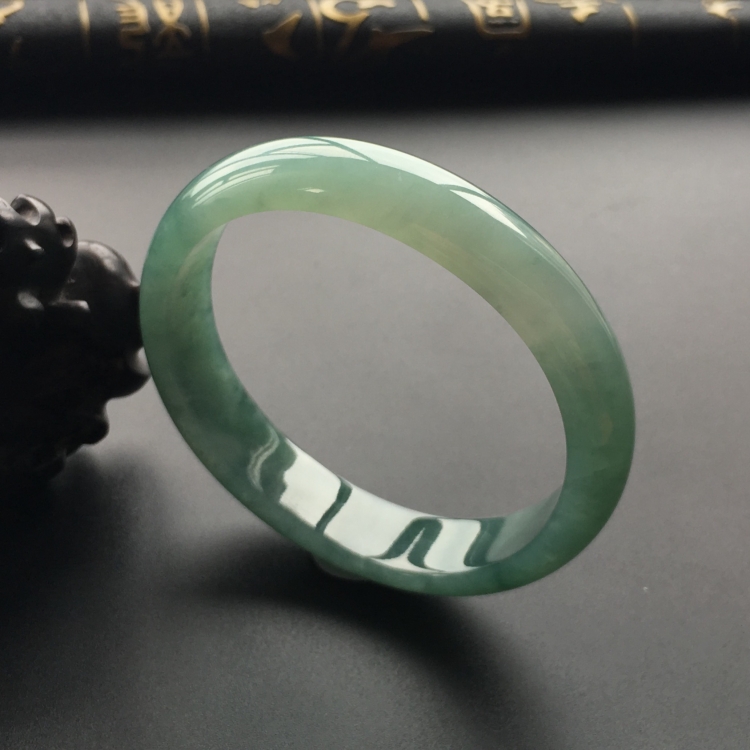 (超值推荐)糯冰种蓝晴水贵妃镯(57mm-51mm)