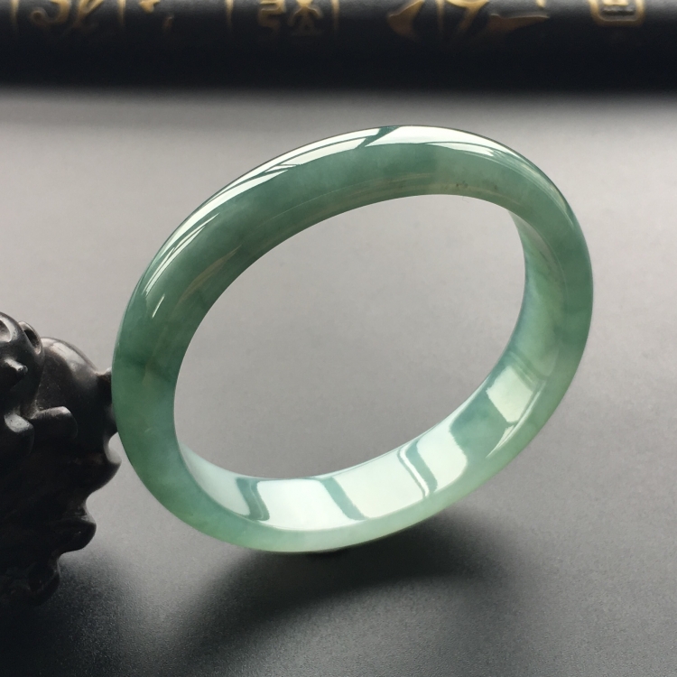 (超值推荐)糯冰种蓝晴水贵妃镯(57mm-51mm)