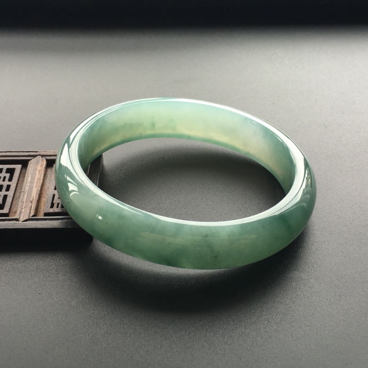 (超值推荐)糯冰种蓝晴水贵妃镯(57mm-51mm)