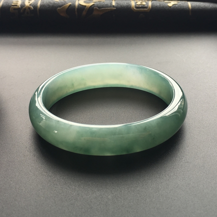 (超值推荐)糯冰种蓝晴水贵妃镯(57mm-51mm)