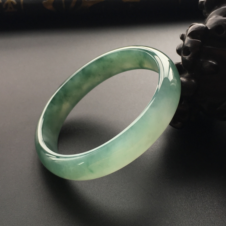 (超值推荐)糯冰种蓝晴水贵妃镯(57mm-51mm)