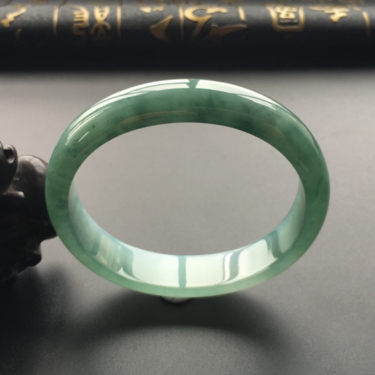(超值推荐)糯冰种蓝晴水贵妃镯(57mm-51mm)