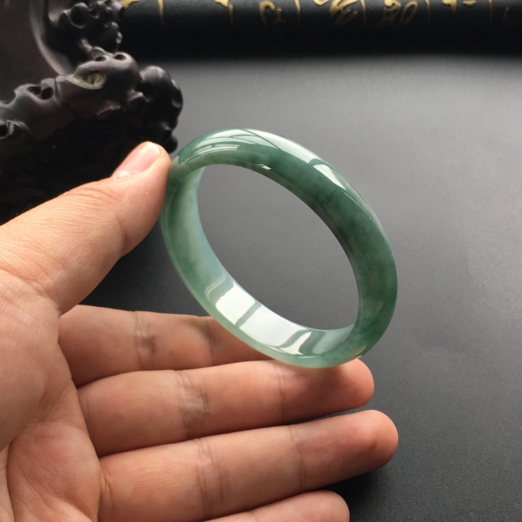(超值推荐)糯冰种蓝晴水贵妃镯(57mm-51mm)