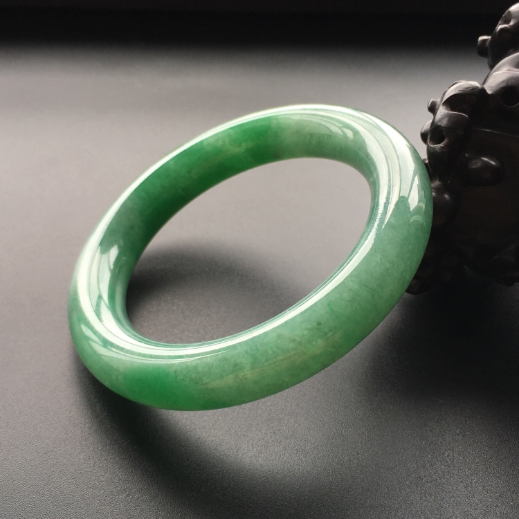 (超值推荐)糯冰种翠色圆条手镯(58mm)