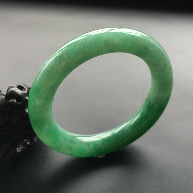 (超值推荐)糯冰种翠色圆条手镯(58mm)