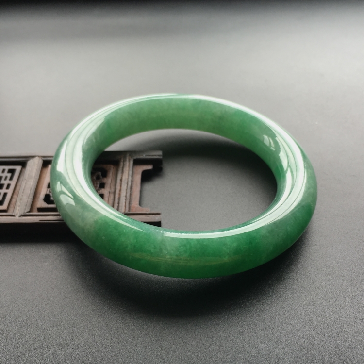 (超值推荐)糯冰种翠色圆条手镯(58mm)