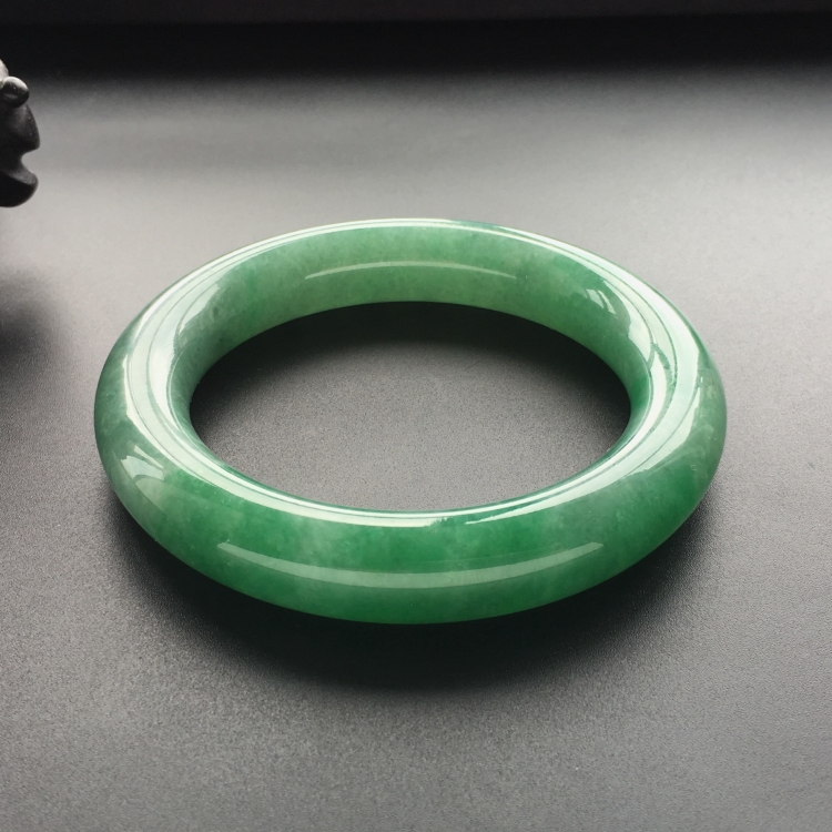 (超值推荐)糯冰种翠色圆条手镯(58mm)