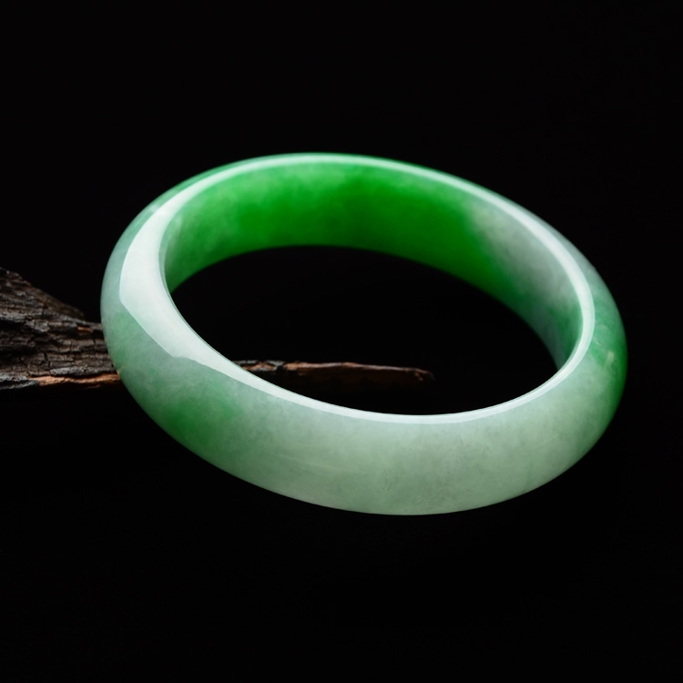（超值推荐）糯冰种阳绿手镯（56.7mm）