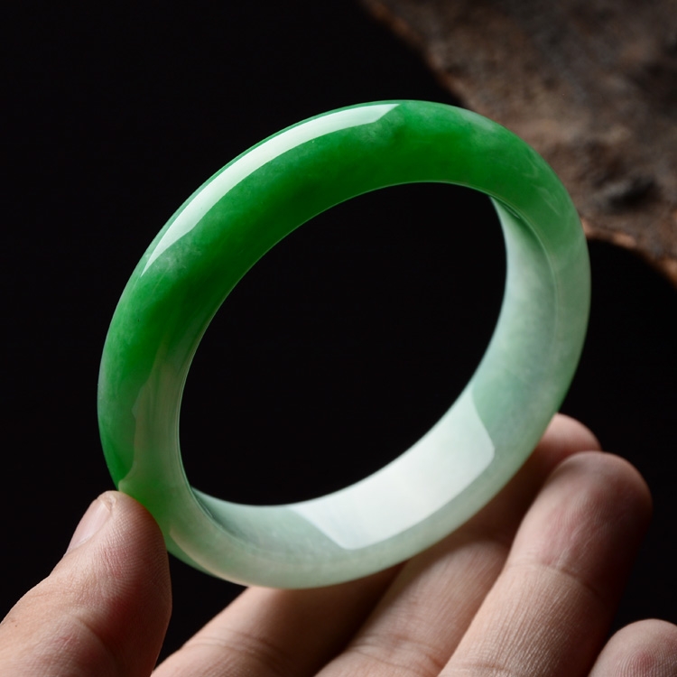 （超值推荐）糯冰种阳绿手镯（56.7mm）