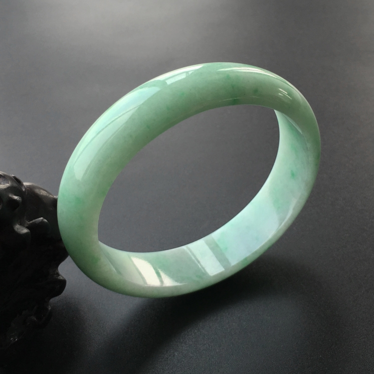 (超值推荐)糯冰种飘翠贵妃镯(55.7mm-49.8mm)