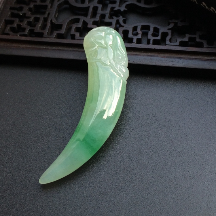 （超值推荐）糯冰种飘绿花龙牙挂件