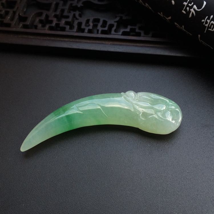 （超值推荐）糯冰种飘绿花龙牙挂件