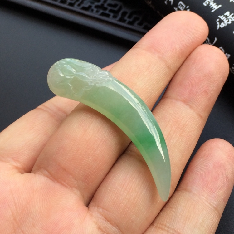 （超值推荐）糯冰种飘绿花龙牙挂件