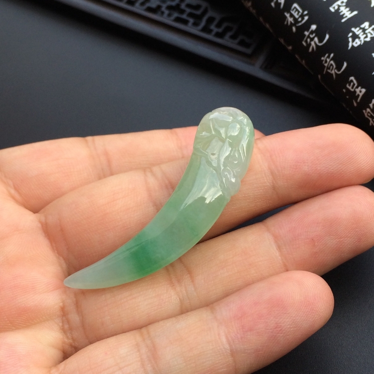 （超值推荐）糯冰种飘绿花龙牙挂件