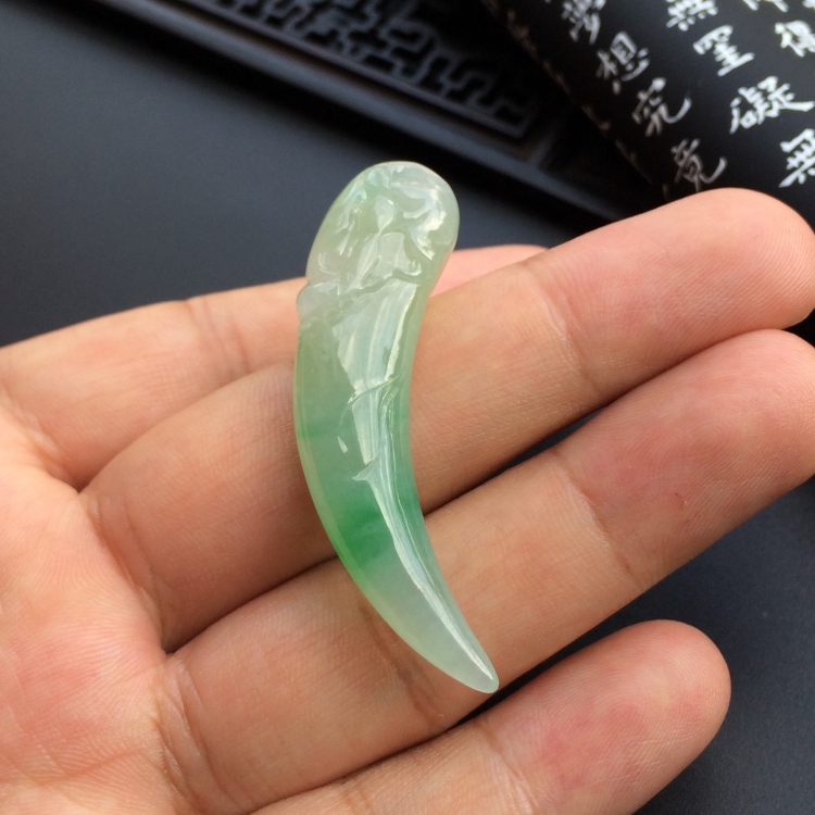 （超值推荐）糯冰种飘绿花龙牙挂件