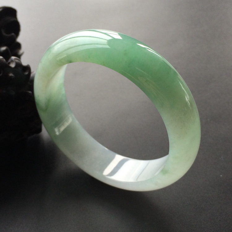 (超值推荐)糯冰种晴水略飘花手镯(55.8mm)
