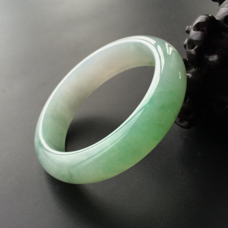 (超值推荐)糯冰种晴水略飘花手镯(55.8mm)