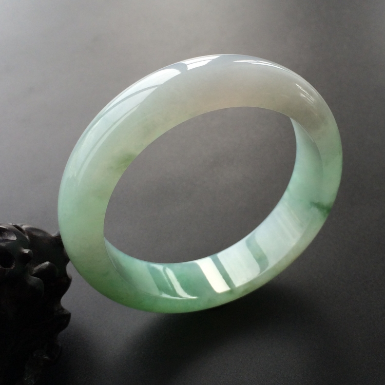 (超值推荐)糯冰种晴水略飘花手镯(55.8mm)