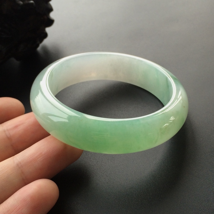 (超值推荐)糯冰种晴水略飘花手镯(55.8mm)