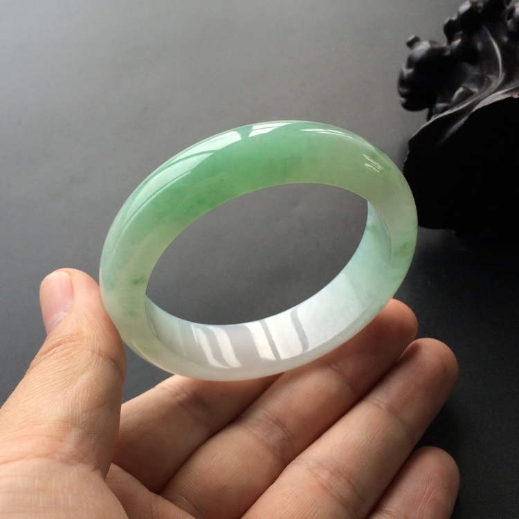(超值推荐)糯冰种晴水略飘花手镯(55.8mm)