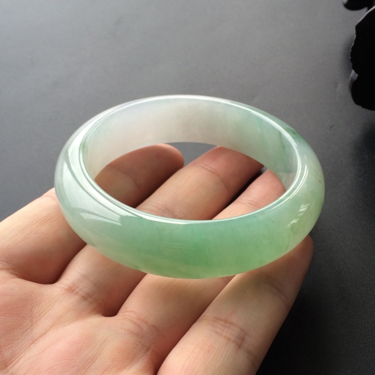 (超值推荐)糯冰种晴水略飘花手镯(55.8mm)