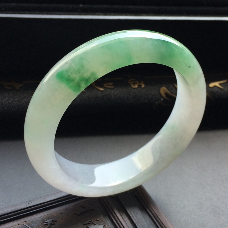 （超值推荐）糯冰种飘绿花手镯（56.4mm）
