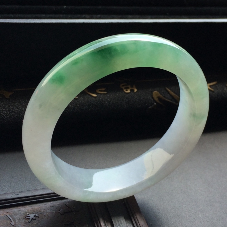 （超值推荐）糯冰种飘绿花手镯（56.4mm）