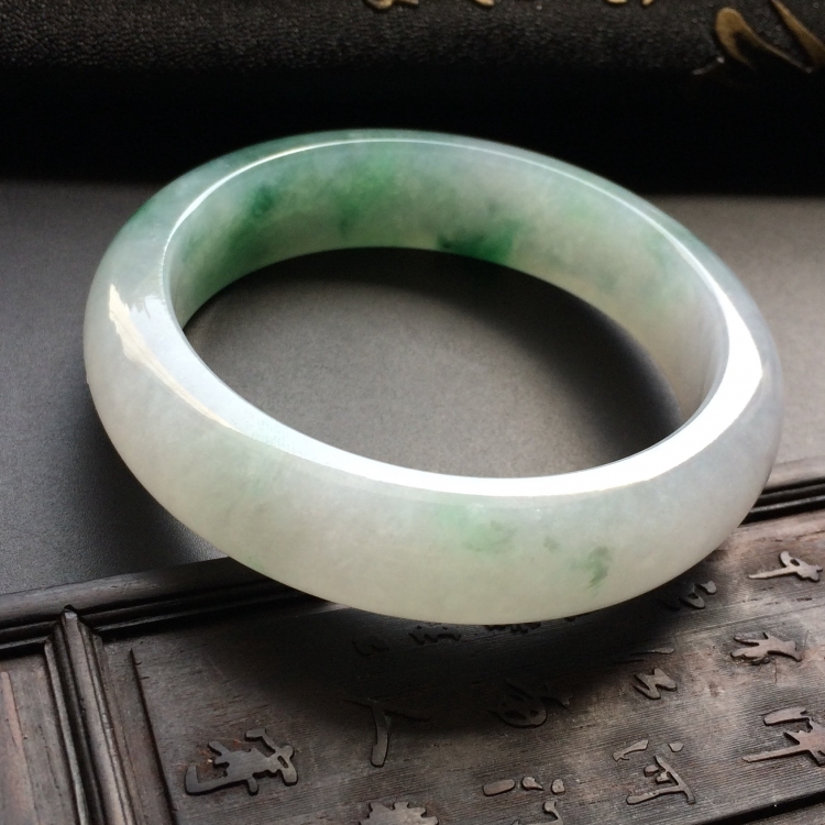 （超值推荐）糯冰种飘绿花手镯（56.4mm）