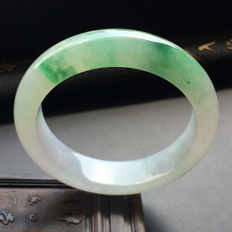 （超值推荐）糯冰种飘绿花手镯（56.4mm）